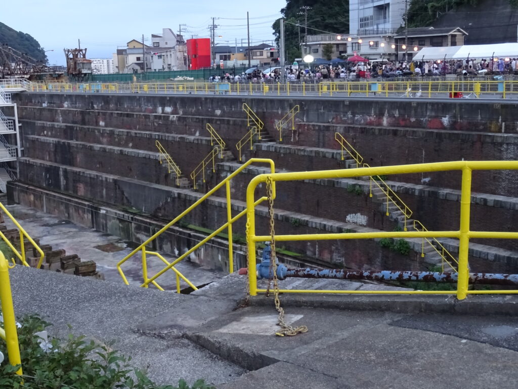 浦賀ドックを横から見る