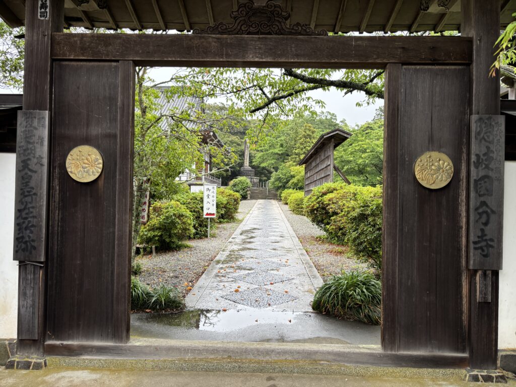 隠岐国分寺の山門