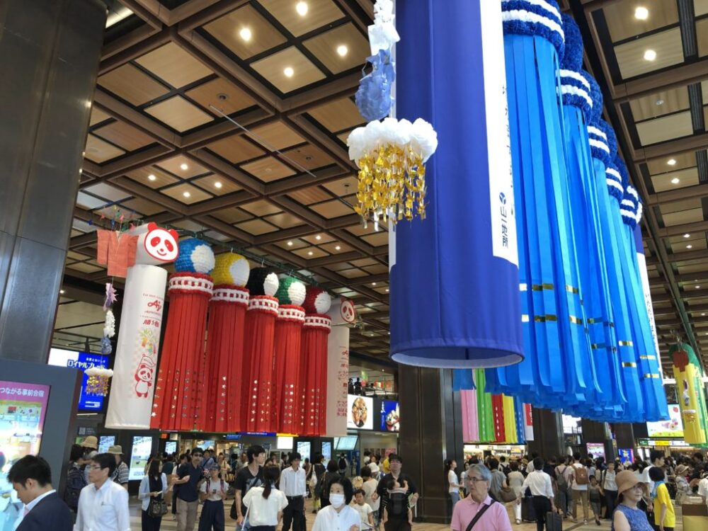 仙台駅コンコースの笹飾り