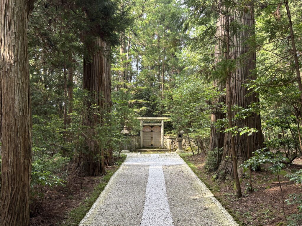 真野御陵正面