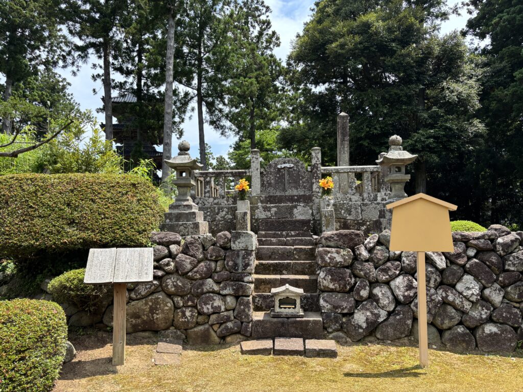日野朝臣の墓