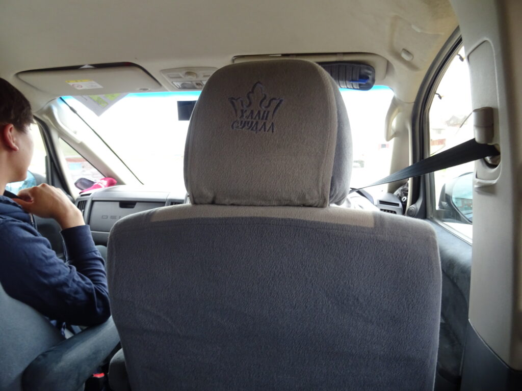 ツアーのミニバン車内にて