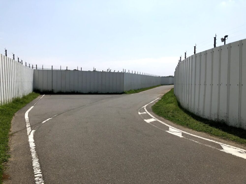 成田空港の白いフェンス