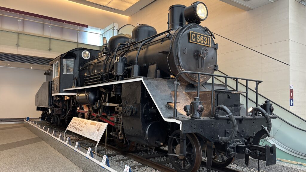 玄関ホールのC56型蒸気機関車(泰緬鉄道)