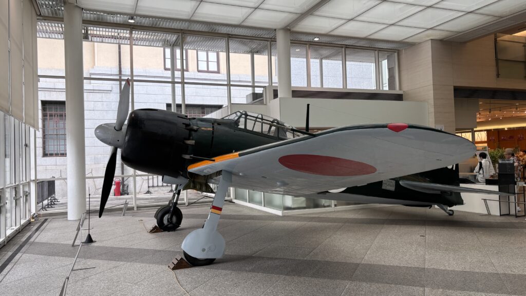 玄関ホールの零式52型戦闘機
