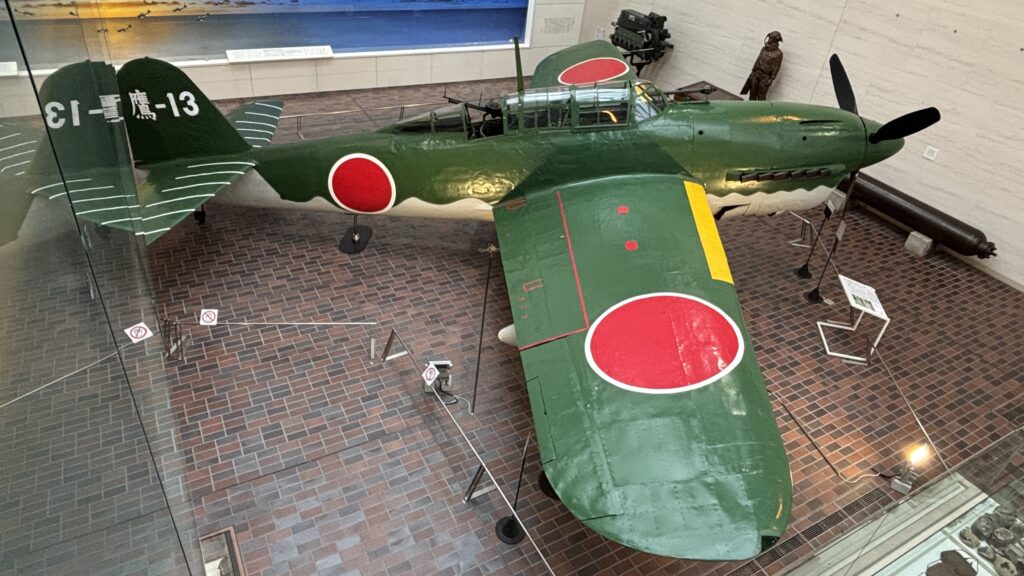 大型展示室の彗星11型爆撃機