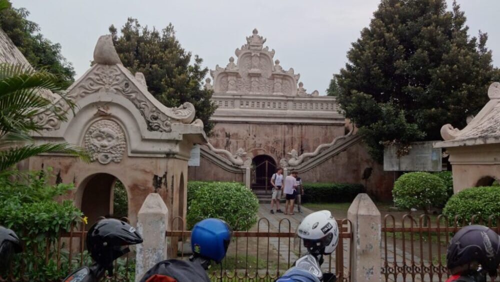 タマン・サリ入口