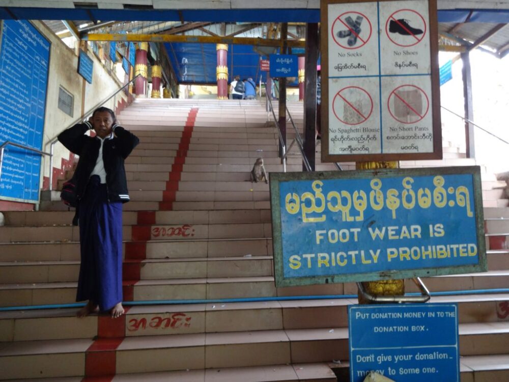 きつい階段が続く