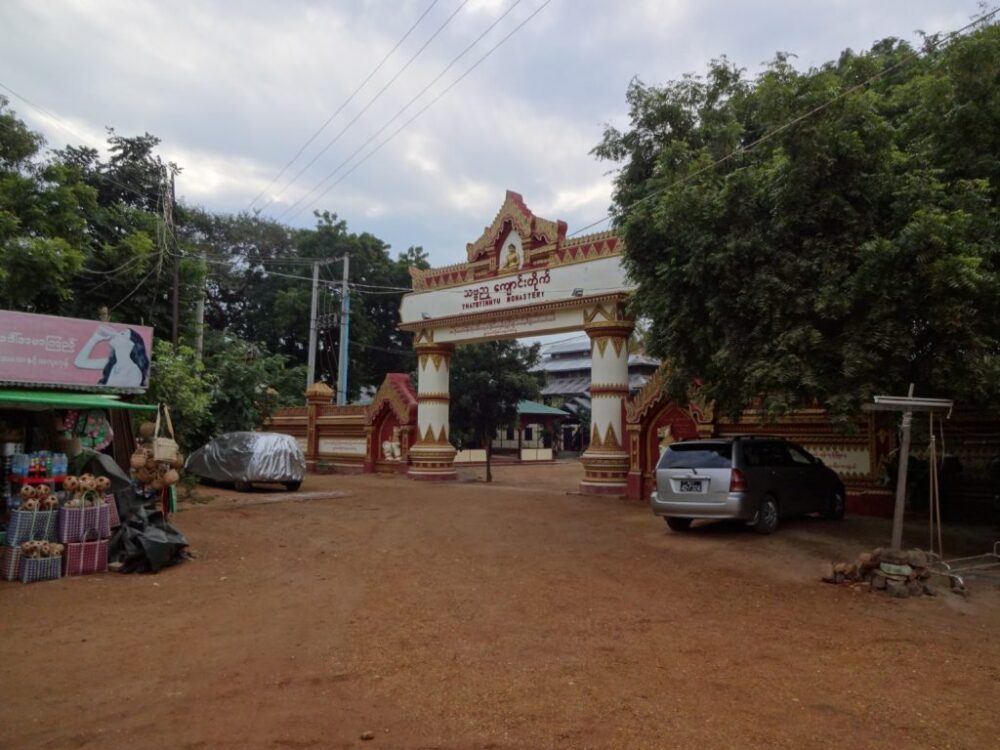 慰霊碑のある寺院