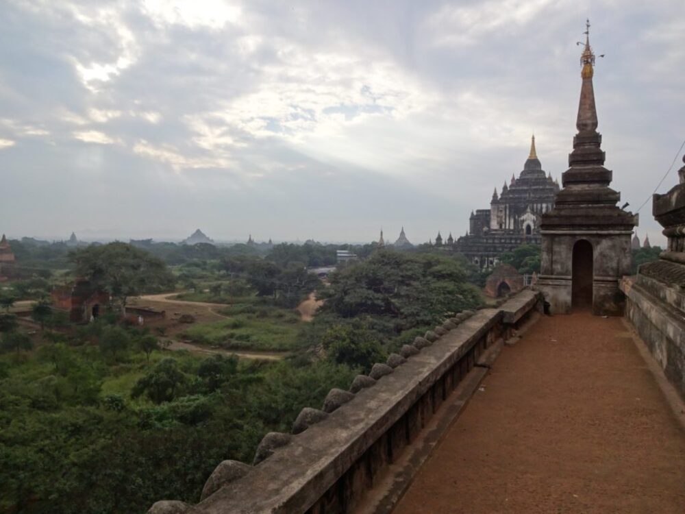 タビニュ寺院テラスからの風景