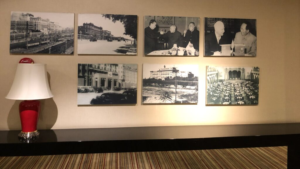 廊下はまるで「歴史博物館」