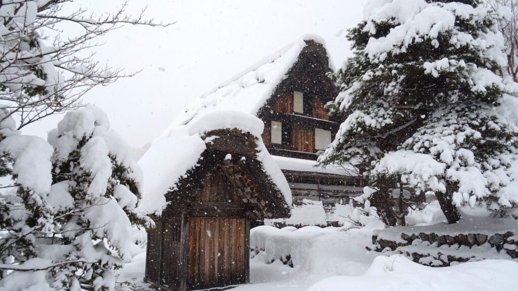 屋根の形や雪質から見る両者の違い