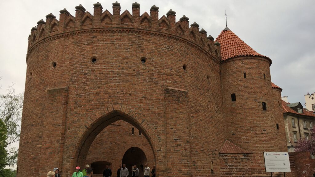 砦のバルバカンと城壁沿いの散策ルート