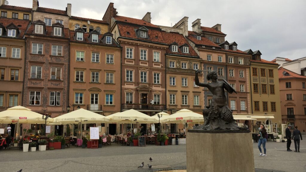 旧市街広場の人魚像と美しい街並みの撮影