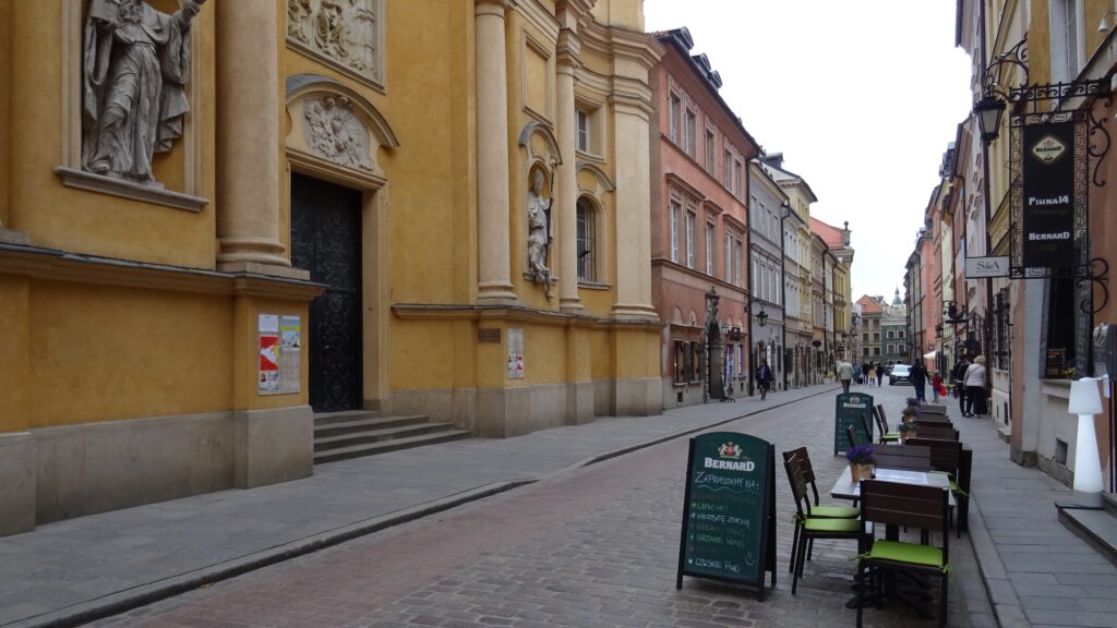 ワルシャワ旧市街の歴史地区観光で楽しむ食事とアクセス