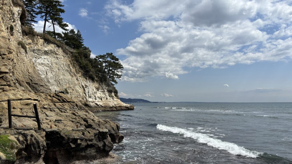 鎌倉の「稲村ケ崎新田義貞徒渉伝説地」の海岸