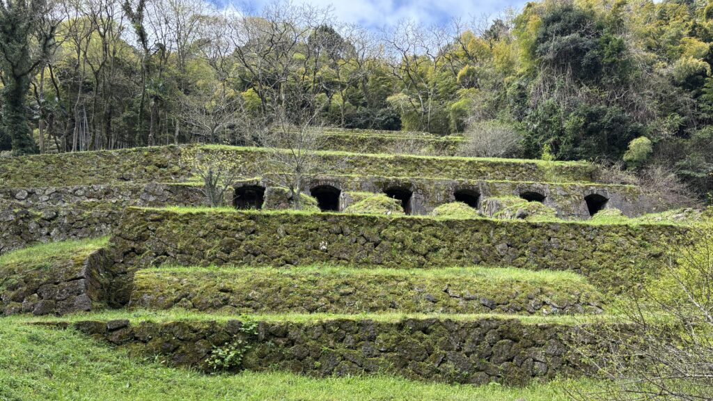 世界遺産石見銀山の清水谷製錬所跡に残る石垣とアーチ状遺構