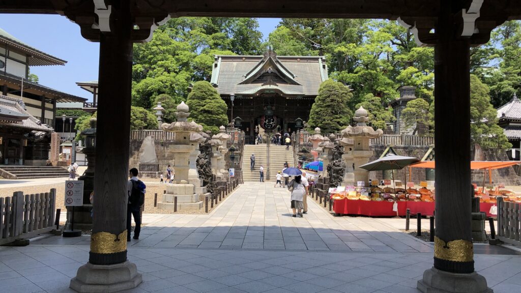 成田山新勝寺の山門から見た様子