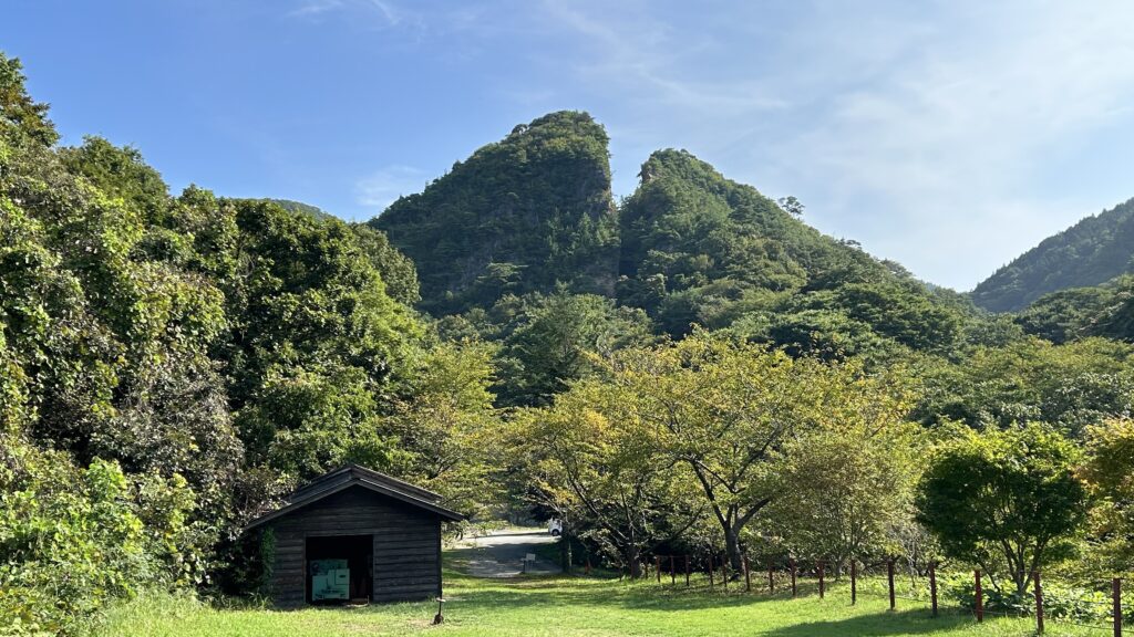 新潟県佐渡島の佐渡金山にある道遊の割戸周辺の山並み