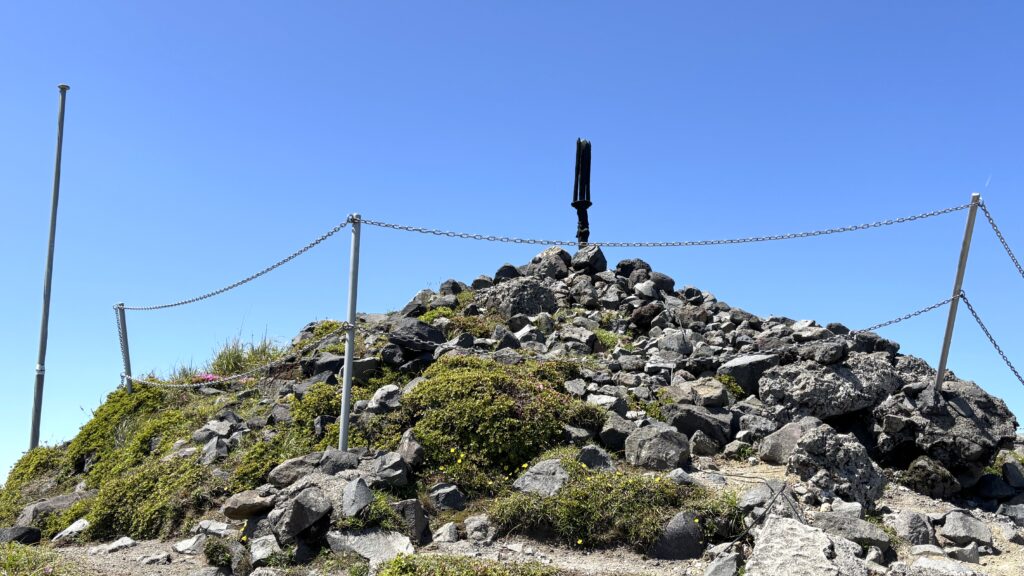 宮崎県高千穂の高千穂峰山頂に立つ神話ゆかりの天逆鉾