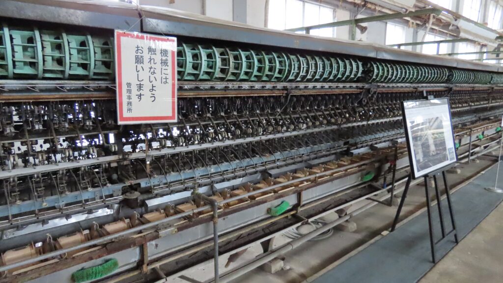 富岡製糸場の館内にある機械
